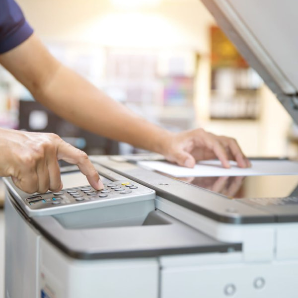 Pessoa escaneando um documento na impressora