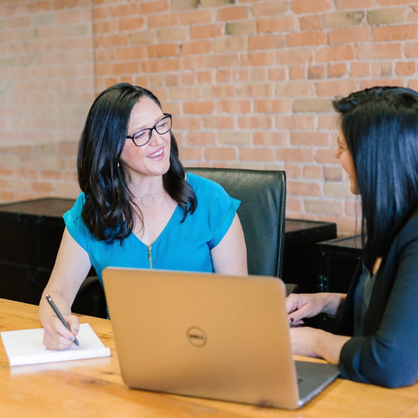 Duas mulheres empresárias conversando em um escritório